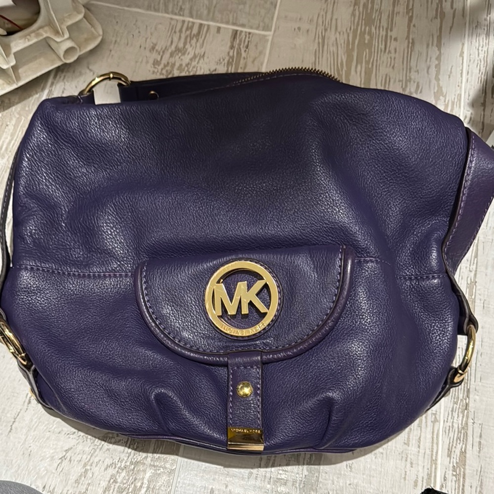 MICHAEL Michael Kors Purple Shoulder Bag with Gold Hardware 🥰